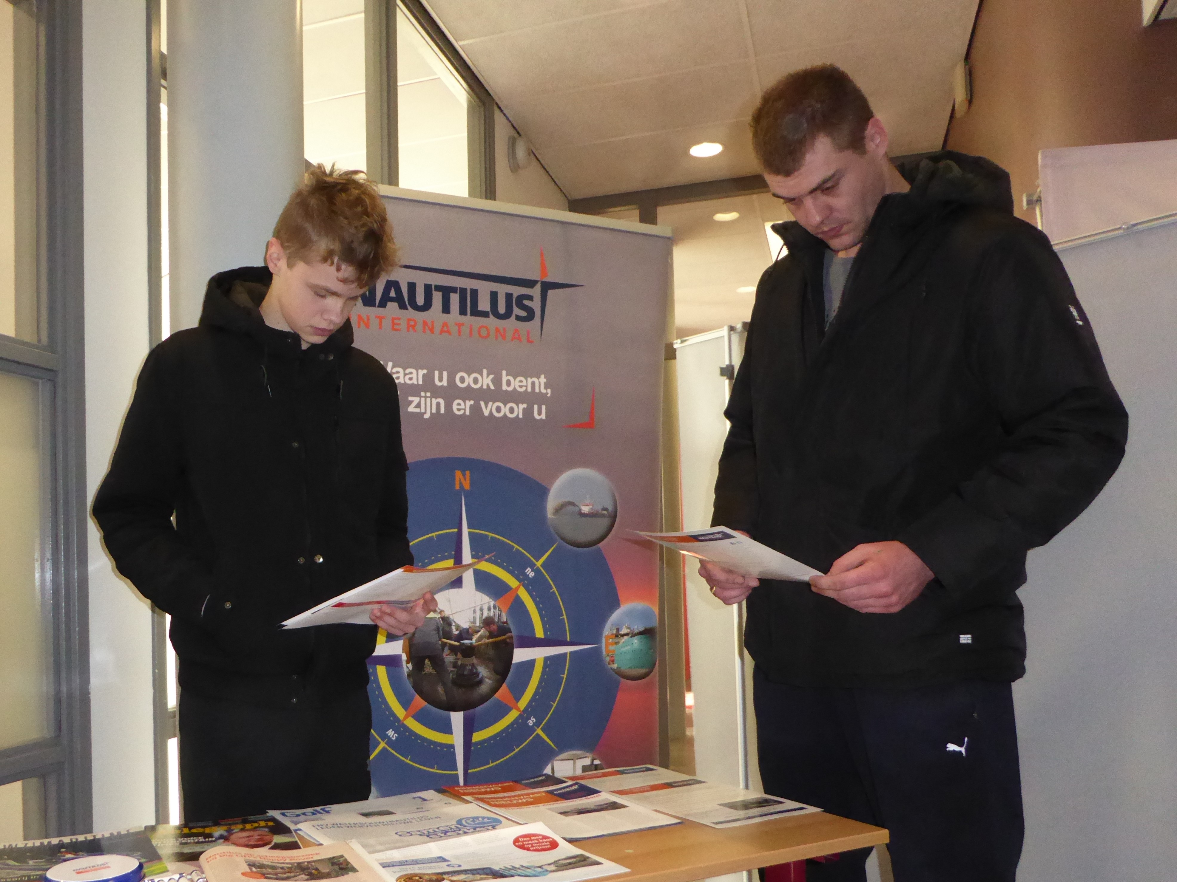 Een FNV Waterbouw lid (rechts) bezoekt de Nautilus stand, samen met zijn zoon, die MBO Binnenvaart wil gaan doen. Image:Een FNV Waterbouw lid (rechts) bezoekt de Nautilus stand, samen met zijn zoon, die MBO Binnenvaart wil gaan doen.