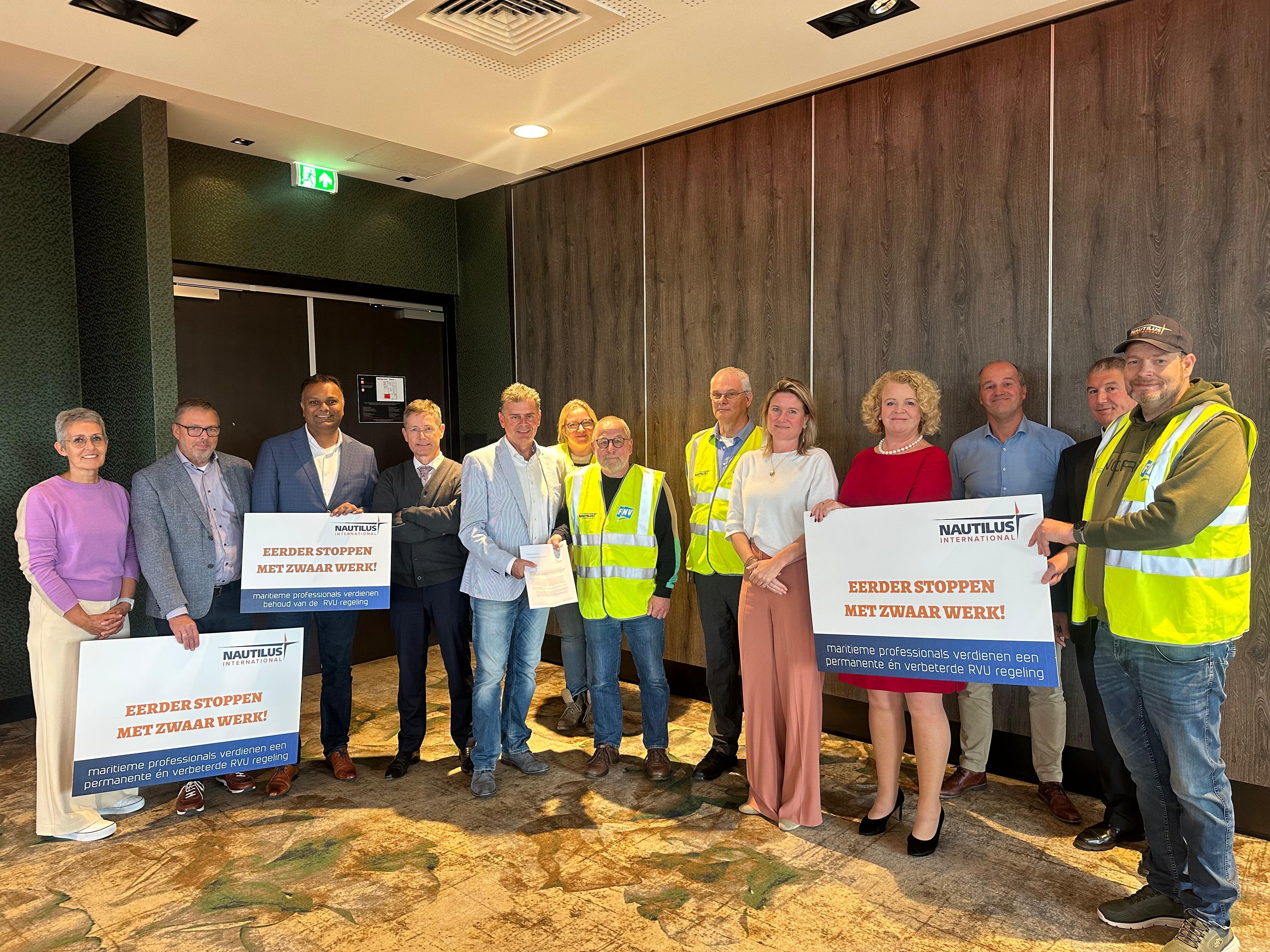 Overhandigen van de RVU petitite aan de werkgevers in de Koopvaardij. Image:Overhandigen van de RVU petitite aan de werkgevers in de Koopvaardij.