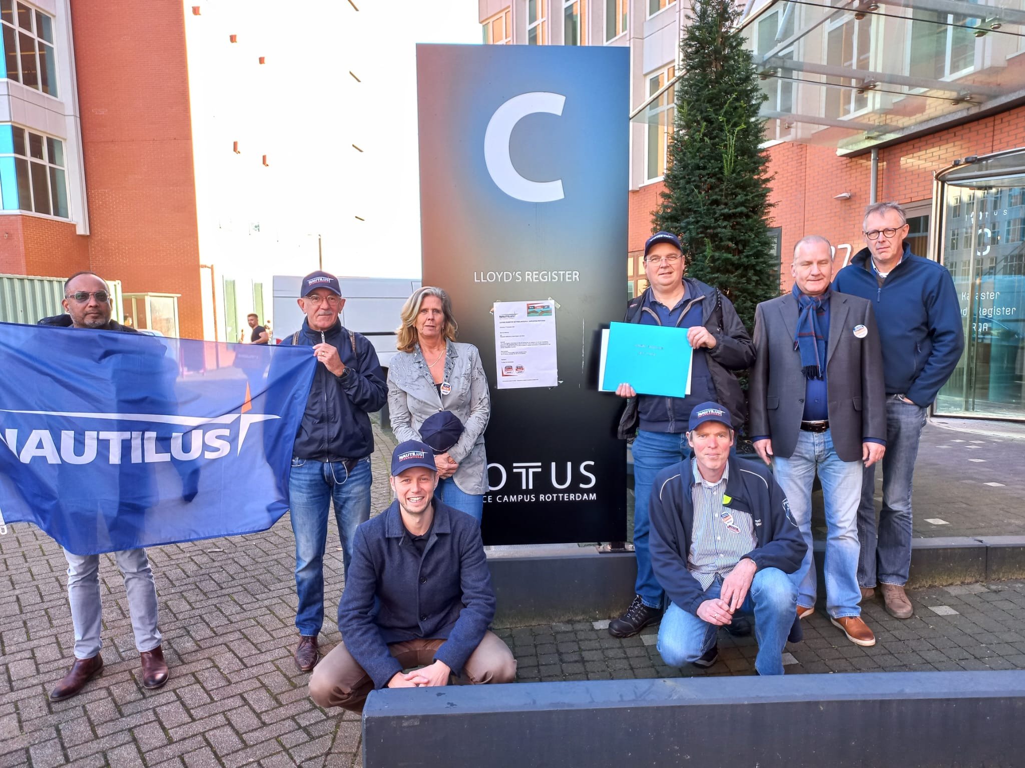 Nautilus delegatie voor het kantoor van LLOYD'S REGISTER in Rotterdam Image:Nautilus delegatie voor het kantoor van LLOYD'S REGISTER in Rotterdam