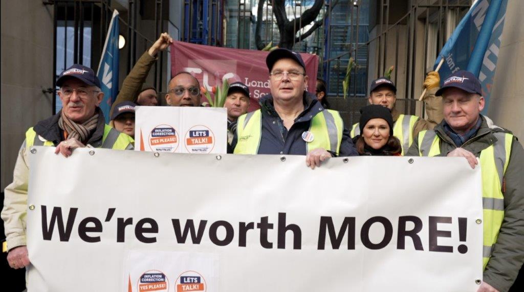 Medewerkers waren vanuit Rotterdam naar Londen gereisd om de petitie, ondertekend door 90 werknemers, te overhandigen aan CEO Nick Brown. Werknemers vragen om een salarisverhoging die de hoge inflatie weerspiegelt en erkenning van de vakbond. Image:Medewerkers waren vanuit Rotterdam naar Londen gereisd om de petitie, ondertekend door 90 werknemers, te overhandigen aan CEO Nick Brown. Werknemers vragen om een salarisverhoging die de hoge inflatie weerspiegelt en erkenning van de vakbond.