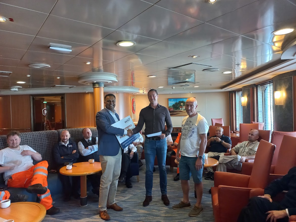 Richard Moti overhandigt de petitie aan Jeroen Stal (de vertegenwoordiger van P&O) Samen met ons kaderlid Dirk de Ruiter. Image:Richard Moti overhandigt de petitie aan Jeroen Stal (de vertegenwoordiger van P&O) Samen met ons kaderlid Dirk de Ruiter.