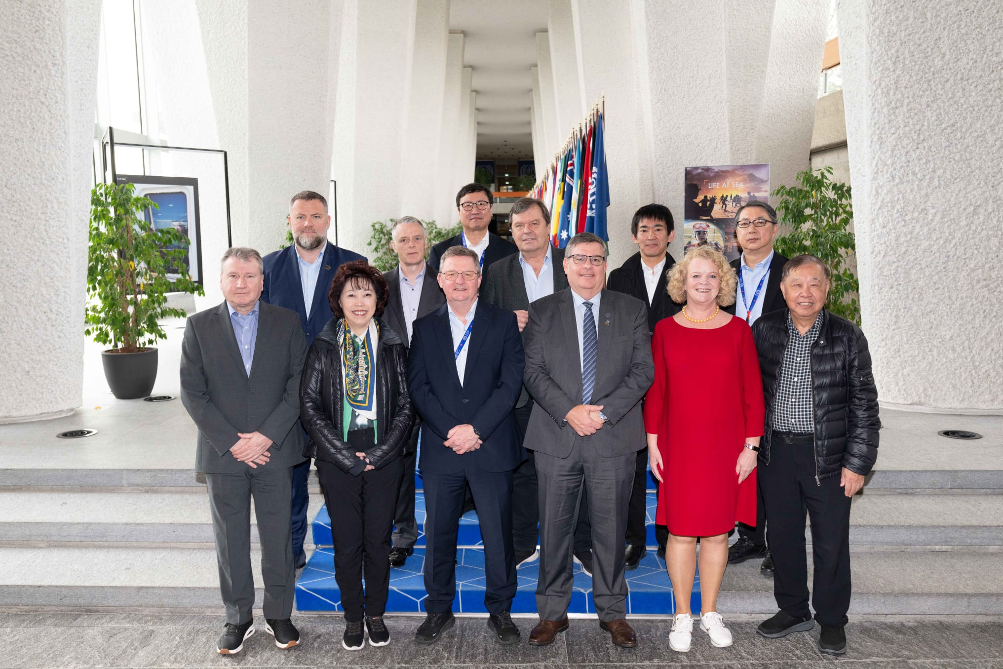 De delegatie van zeevarenden op de bijeenkomst in Genève, waaronder algemeen secretaris van Nautilus Mark Dickinson (vooraan, derde van links) en assistent algemeen secretaris Sascha Meijer (vooraan, tweede van rechts). Afbeelding: Enrique Jimenez / ILO Image:De delegatie van zeevarenden op de bijeenkomst in Genève, waaronder algemeen secretaris van Nautilus Mark Dickinson (vooraan, derde van links) en assistent algemeen secretaris Sascha Meijer (vooraan, tweede van rechts). Afbeelding: Enrique Jimenez / ILO