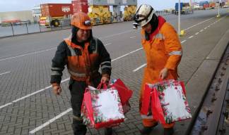 Festive ship visits quayside at The Bridge ISC Oostvoorne/Europoort area. Image: Dutch Seafarers' Mission Image:Festive ship visits quayside at The Bridge ISC Oostvoorne/Europoort area. Image: Dutch Seafarers' Mission