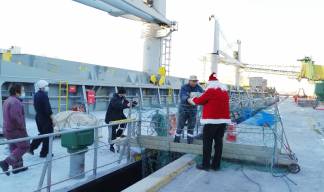 Santa hands out presents to seafarers. Image: Stella Maris Image:Santa hands out presents to seafarers. Image: Stella Maris