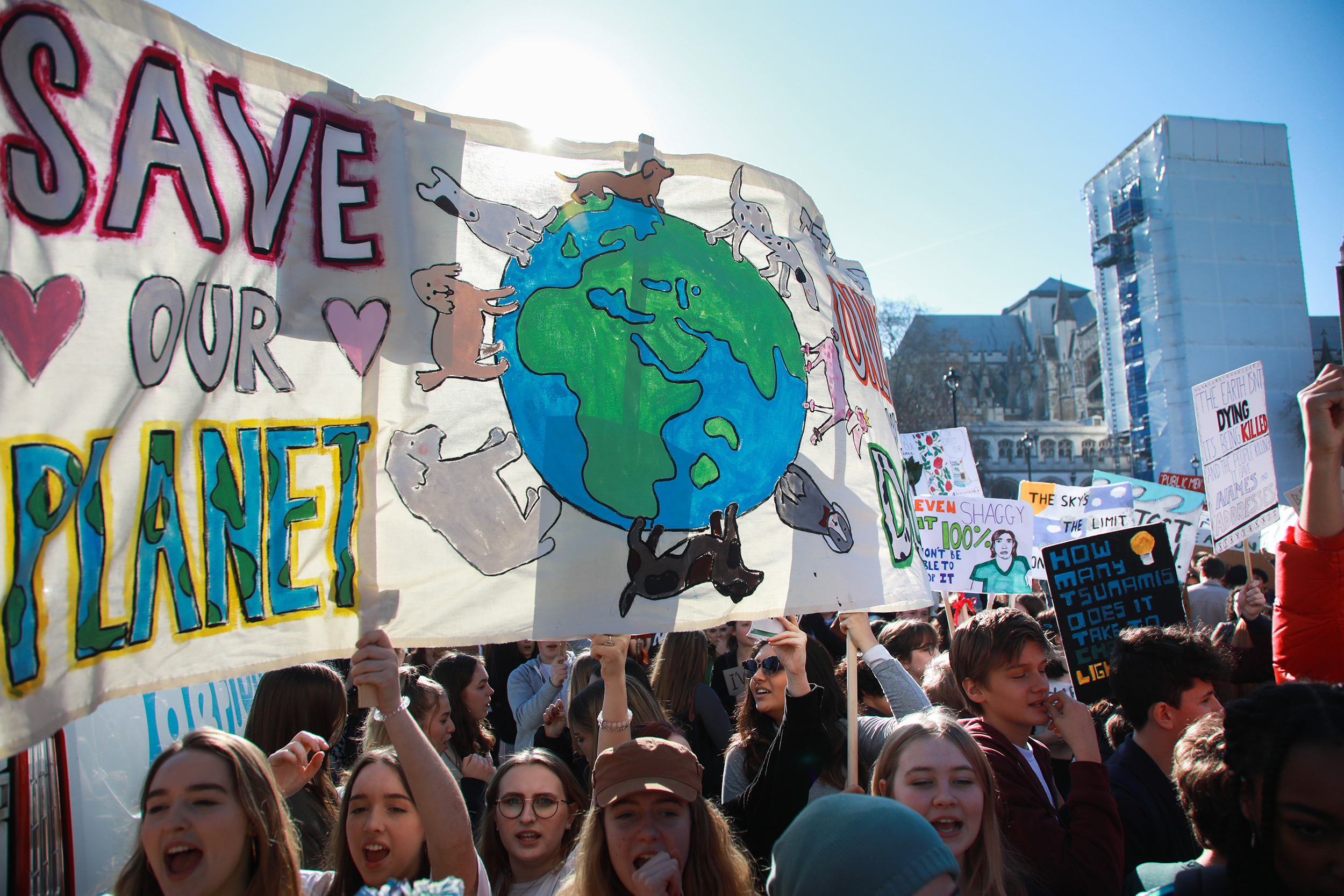 Greenpeace: climate emergency protest Image:Greenpeace: climate emergency protest