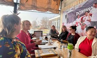 Image:Sascha Meijer (second left) chats with members during the IWD event