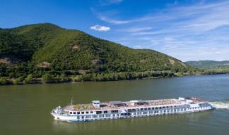 Image:Cruise ships where Nautilus members work: Riverside Luxury Cruises' Riverside Mozart. Image: Wolfgang Fricke/Wikimedia Commons