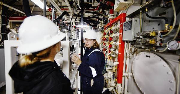 seafarers_female_engineering_teamwork_mentoring_GettyImages-528616343_webinsert.jpg seafarers_female_engineering_teamwork_mentoring_GettyImages-528616343_webinsert.jpg