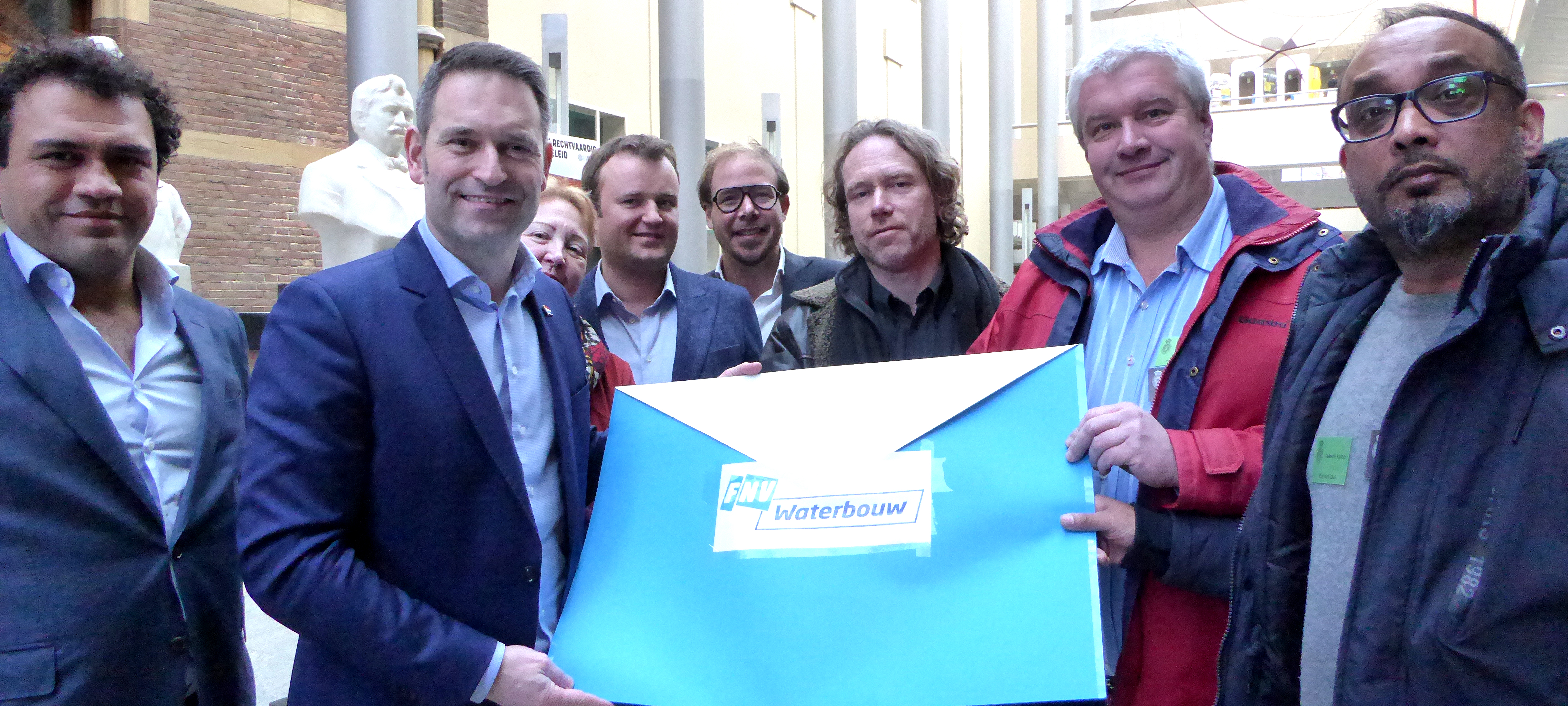 Op 13 februari 2018 bood een deputatie van FNV Waterbouw/Nautilus bestuurders en leden een petitie aan de voorzitter van de Tweede Kamercommissie Algemeen Overleg Arbeidsmarkt Michel Rog (CDA) aan. Ook waren diverse Kamerleden van verschillende politieke partijen hierbij aanwezig. Image:Op 13 februari 2018 bood een deputatie van FNV Waterbouw/Nautilus bestuurders en leden een petitie aan de voorzitter van de Tweede Kamercommissie Algemeen Overleg Arbeidsmarkt Michel Rog (CDA) aan. Ook waren diverse Kamerleden van verschillende politieke partijen hierbij aanwezig.