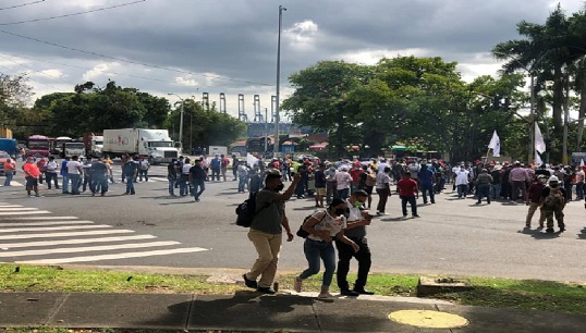 Violence breaks out at a protest organised by Panama Canal unions calling for safer working conditions Image:Violence breaks out at a protest organised by Panama Canal unions calling for safer working conditions