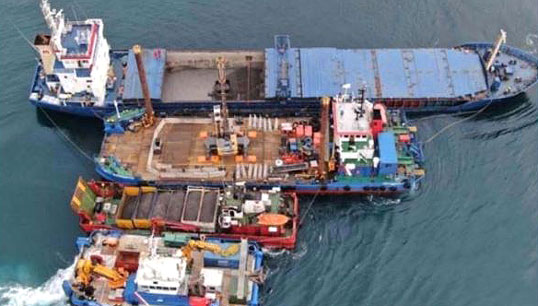 Salvage barges alongside Kaami. Image: MAIB report courtesy of MCA Image:Salvage barges alongside Kaami. Image: MAIB report courtesy of MCA
