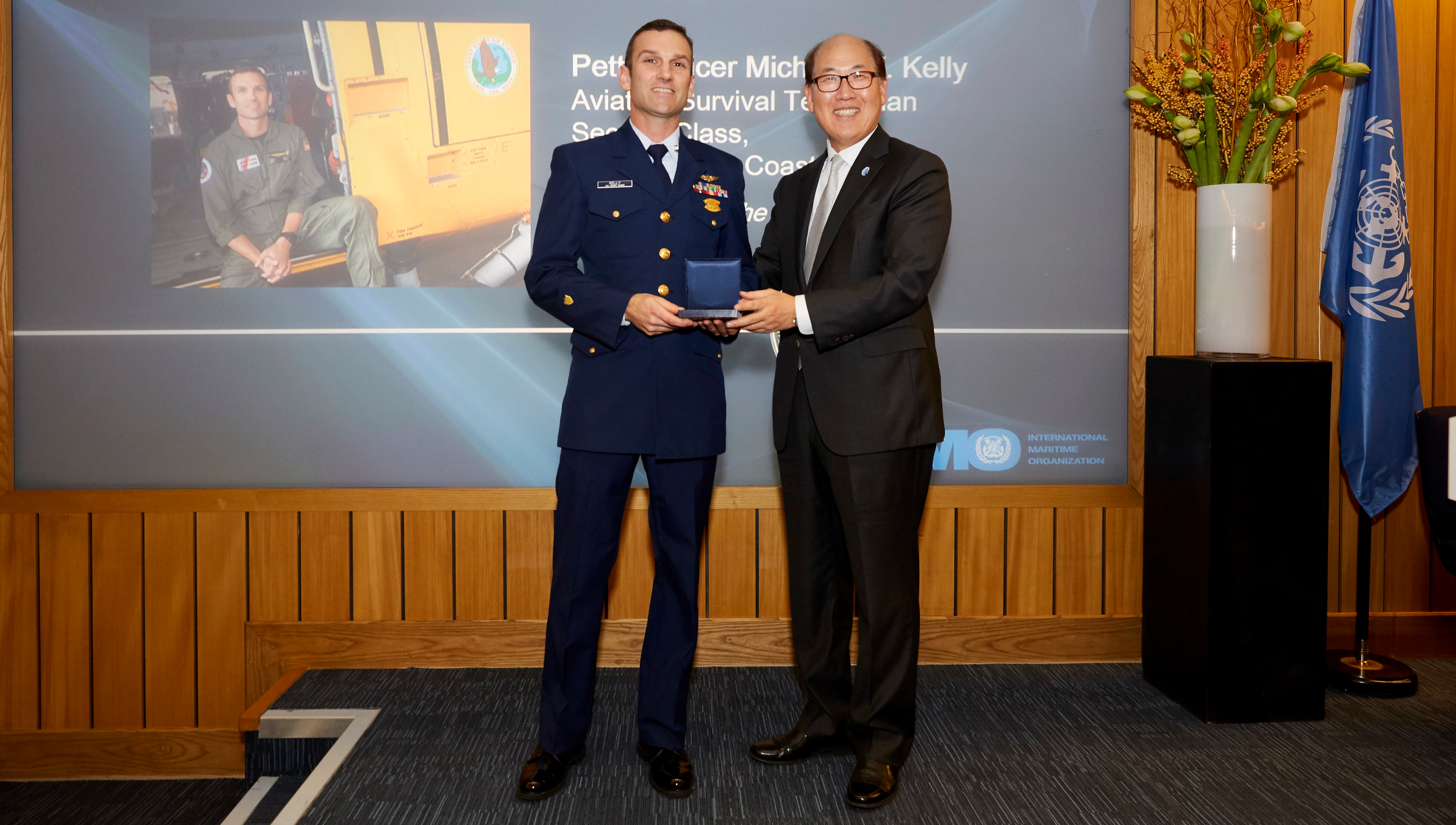 Petty Officer Michael Kelly of the US Coast Guard receives the IMO award for Exceptional Bravery at Sea from the organization's secretary general Kitack Lim. Image: IMO Image:Petty Officer Michael Kelly of the US Coast Guard receives the IMO award for Exceptional Bravery at Sea from the organization's secretary general Kitack Lim. Image: IMO