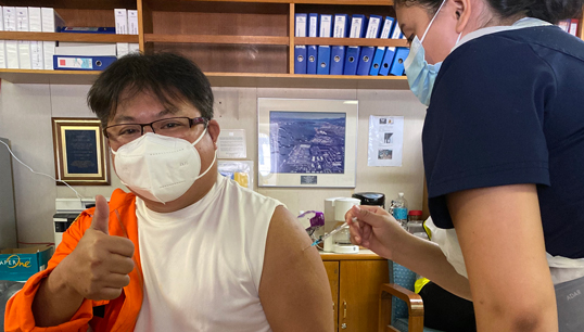 Captain Chester L. Hojila of the MV Hoyanger, becomes the 500th visiting seafarer to be vaccinated during QVSR’s initiative at Tilbury dock. Image: QVSR Image:Captain Chester L. Hojila of the MV Hoyanger, becomes the 500th visiting seafarer to be vaccinated during QVSR’s initiative at Tilbury dock. Image: QVSR