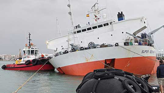 Tugs stablise the Super Servant 4. Image: Twitter Image:Tugs stablise the Super Servant 4. Image: Twitter