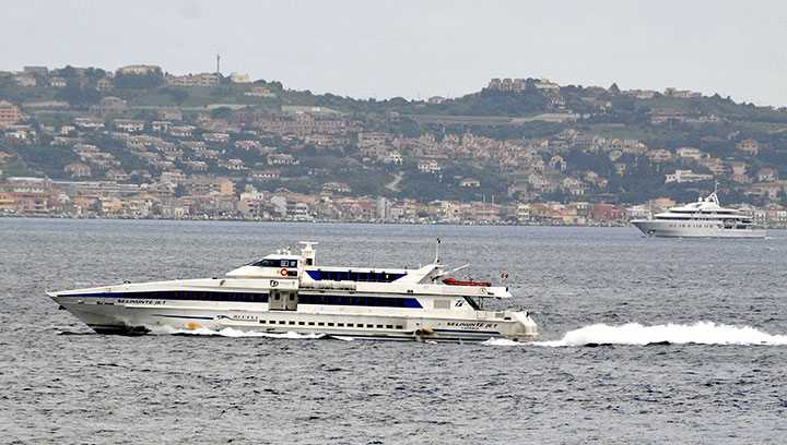 Selinunte Jet, one of Blu Jet's ferries, crossing the Strait of Messina. Image: Wikimedia Commons - Dennis Jarvis Image:Selinunte Jet, one of Blu Jet's ferries, crossing the Strait of Messina. Image: Wikimedia Commons - Dennis Jarvis