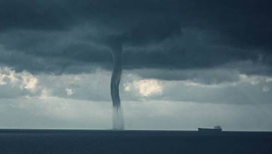 The winning image: When Nature Takes Command. Credit: Parwaz Mukadam /ITF Seafarers' Trust Life at Sea Photography competition Image:The winning image: When Nature Takes Command. Credit: Parwaz Mukadam /ITF Seafarers' Trust Life at Sea Photography competition