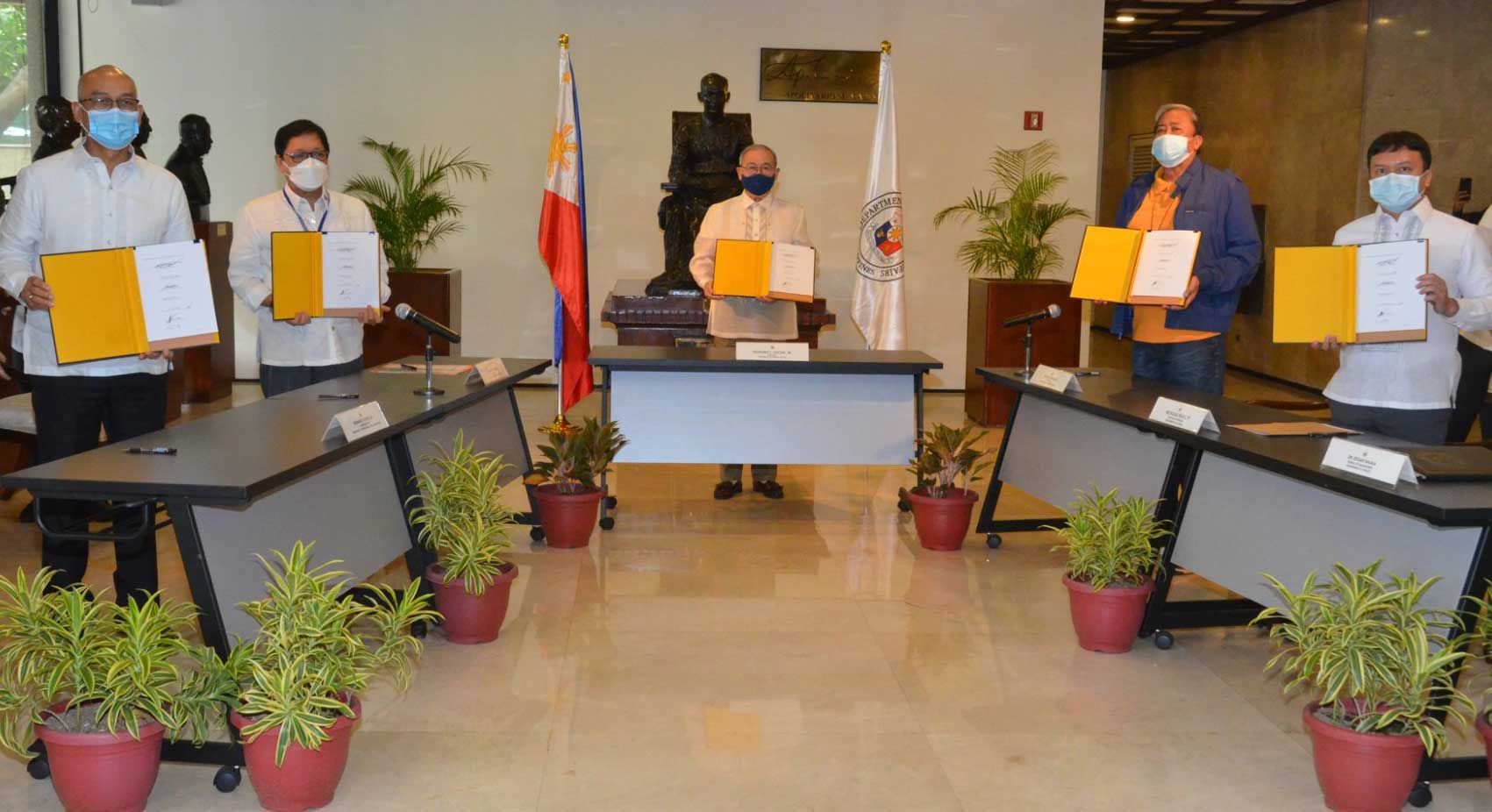 Philippines government officials at the 2 July 2020 signing of the Joint Circular setting out the 'green lane' scheme for crew relief and repatriation during the Covid-19 pandemic. Image: Nilo K. Palay for Department of Foreign Affairs, Philippines Image:Philippines government officials at the 2 July 2020 signing of the Joint Circular setting out the 'green lane' scheme for crew relief and repatriation during the Covid-19 pandemic. Image: Nilo K. Palay for Department of Foreign Affairs, Philippines