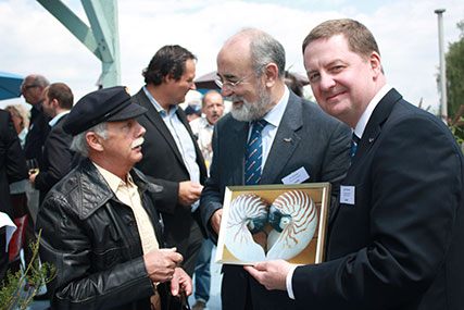 10annj_swiss_branch_joining_launch_2011_mark_dickinson_receives_gift_10pc.jpg 10annj_swiss_branch_joining_launch_2011_mark_dickinson_receives_gift_10pc.jpg
