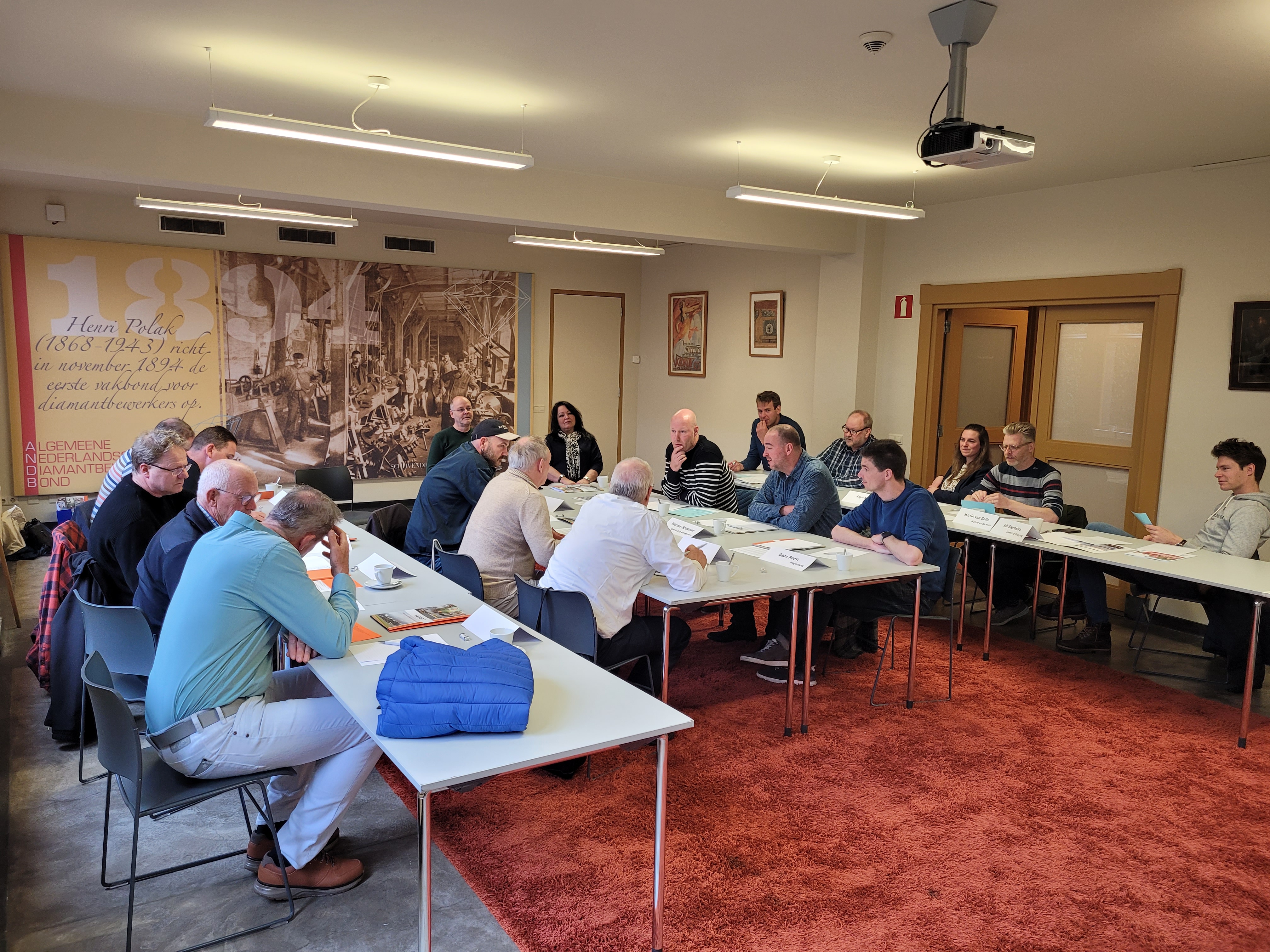 kaderleden staan recht tegenover elkaar als werkgevers- en werknemersdelegatie tijdens het cao-spel
Image:kaderleden staan recht tegenover elkaar als werkgevers- en werknemersdelegatie tijdens het cao-spel
