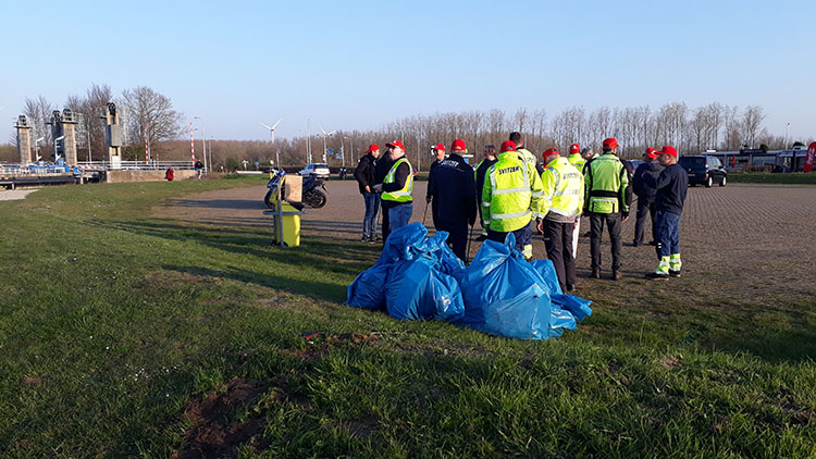Als onderdeel van de werkonderbreking hebben Svitzer-werknemers in Amsterdam ervoor gekozen, als ludieke actie, om zwerfvuil aan de oevers van het Noordzeekanaal rond de veerhaven Buitenhuizerpont te verwijderen. Image:Als onderdeel van de werkonderbreking hebben Svitzer-werknemers in Amsterdam ervoor gekozen, als ludieke actie, om zwerfvuil aan de oevers van het Noordzeekanaal rond de veerhaven Buitenhuizerpont te verwijderen.