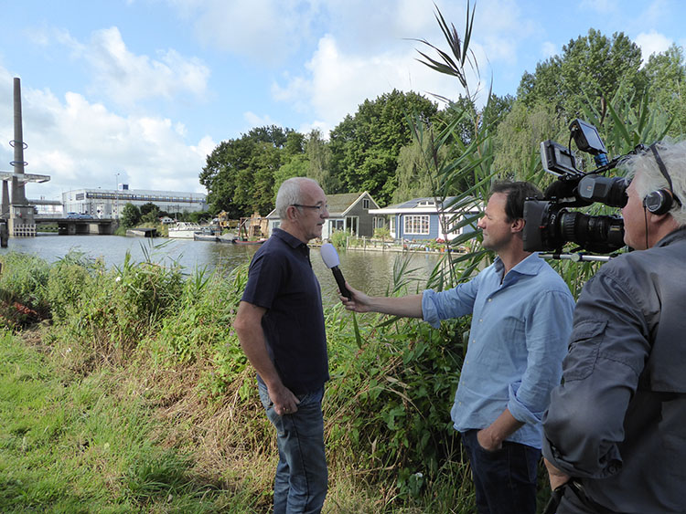 Jos Hilberding geïnterviewd door RTL Image:Jos Hilberding geïnterviewd door RTL