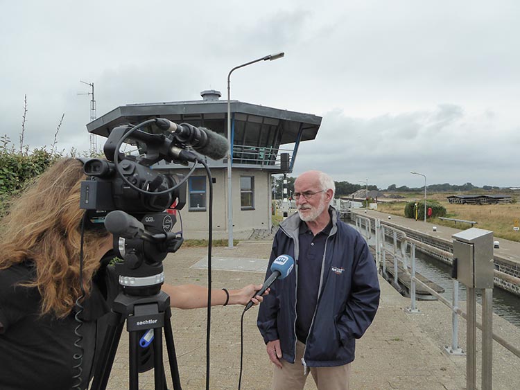 Daan Troost van Nautilus tijdens interview over brug- en sluisbediening Noord-Holland Image:Daan Troost van Nautilus tijdens interview over brug- en sluisbediening Noord-Holland