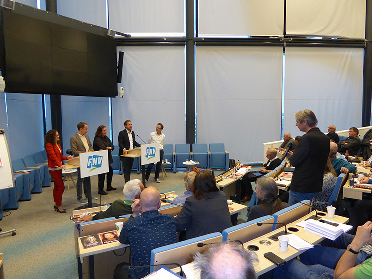 Europarlementariërs in debat met FNV-leden en-bestuurders. In het midden oud-FNV-voorzitter en PvdA Europarlementslid Agnes Jongerius. Image:Europarlementariërs in debat met FNV-leden en-bestuurders. In het midden oud-FNV-voorzitter en PvdA Europarlementslid Agnes Jongerius.