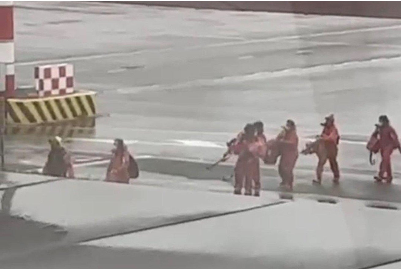 De bemanning van de Julietta D komt aan op Schiphol Image:De bemanning van de Julietta D komt aan op Schiphol
