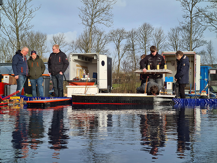 Spelevaren met op afstand bestuurbare scheepjes Image:Spelevaren met op afstand bestuurbare scheepjes