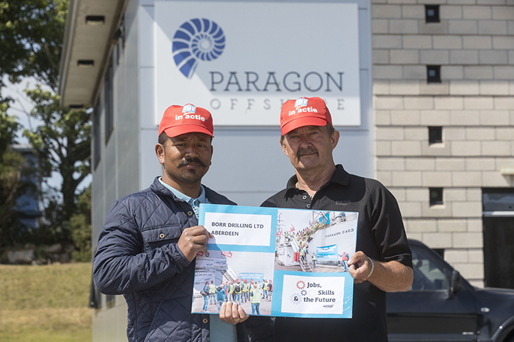 Overhandiging van de petitie door Paragon personeel Image:Overhandiging van de petitie door Paragon personeel