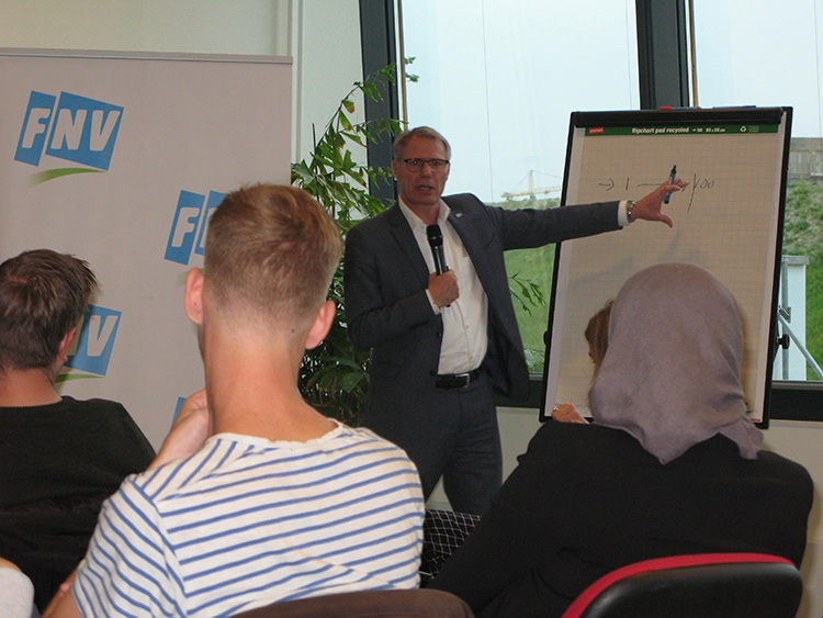 Han Busker tijdens FNV college tour Image:Han Busker tijdens FNV college tour