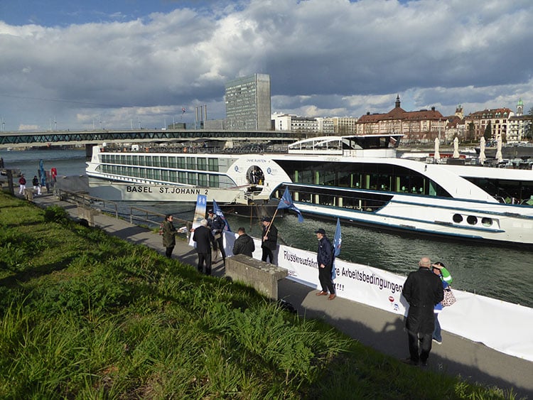 De persconferentie vond plaats voor het aan de Rijn afgemeerde River Cruise schip MS Jane Austen Image:De persconferentie vond plaats voor het aan de Rijn afgemeerde River Cruise schip MS Jane Austen