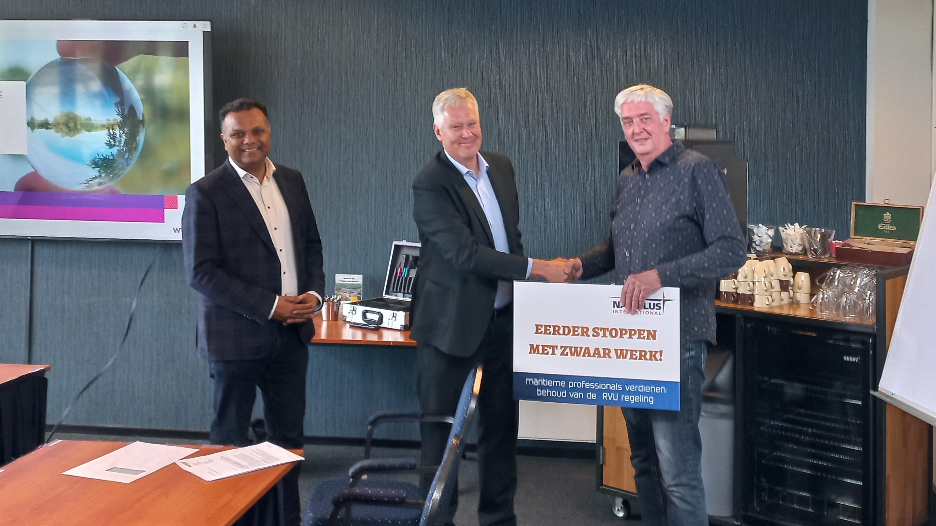 v.l.n.r.: Richard Moti (Nautilus Int.), Frank Tazelaar (CEO ThyssenKrupp Veerhaven), Jan de Rover (kaderlid) Image:v.l.n.r.: Richard Moti (Nautilus Int.), Frank Tazelaar (CEO ThyssenKrupp Veerhaven), Jan de Rover (kaderlid)