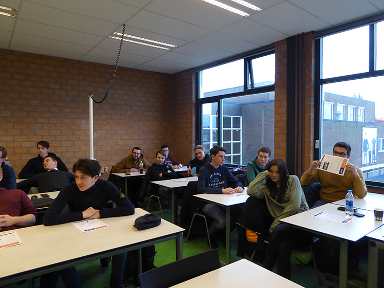 Studenten tijdens de gastles op Nova College IJmuiden Image:Studenten tijdens de gastles op Nova College IJmuiden