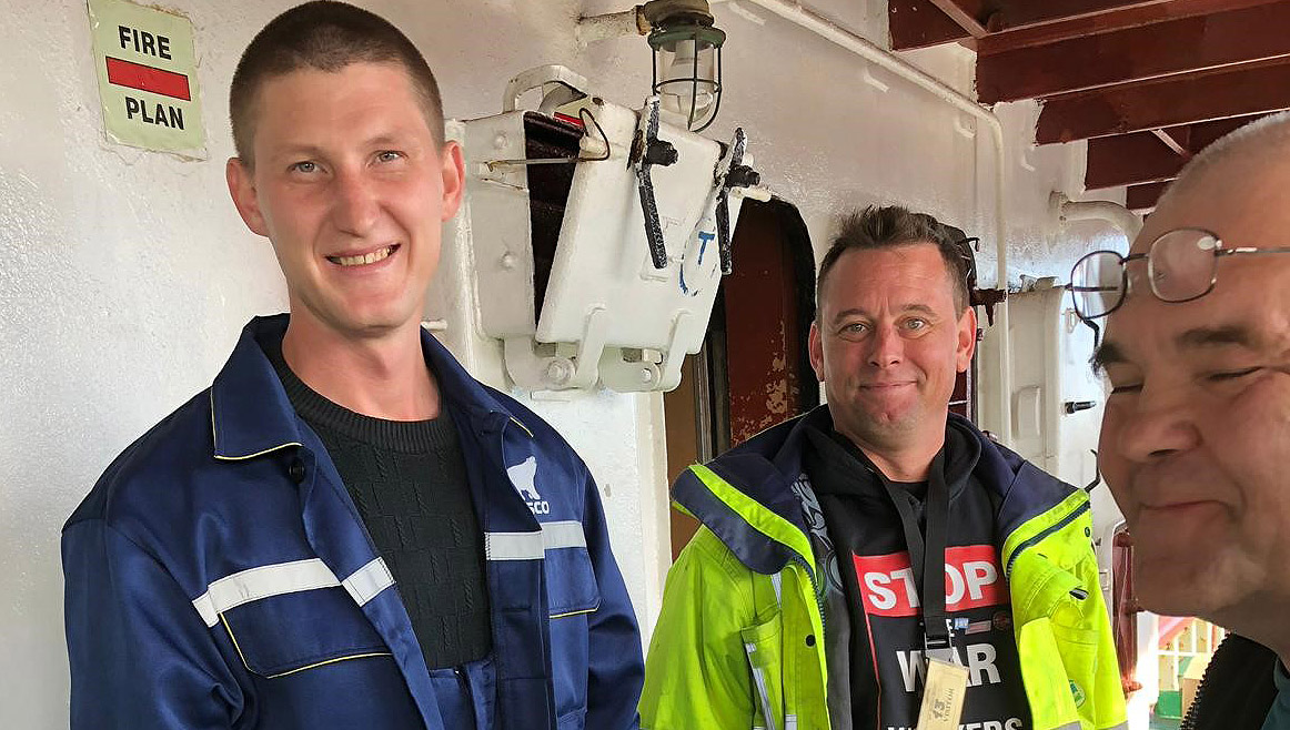 ITF/Nautilus inspector Gijs Mol (midden) brengt Russisch eten en drinken aan boord.
Image:ITF/Nautilus inspector Gijs Mol (midden) brengt Russisch eten en drinken aan boord.