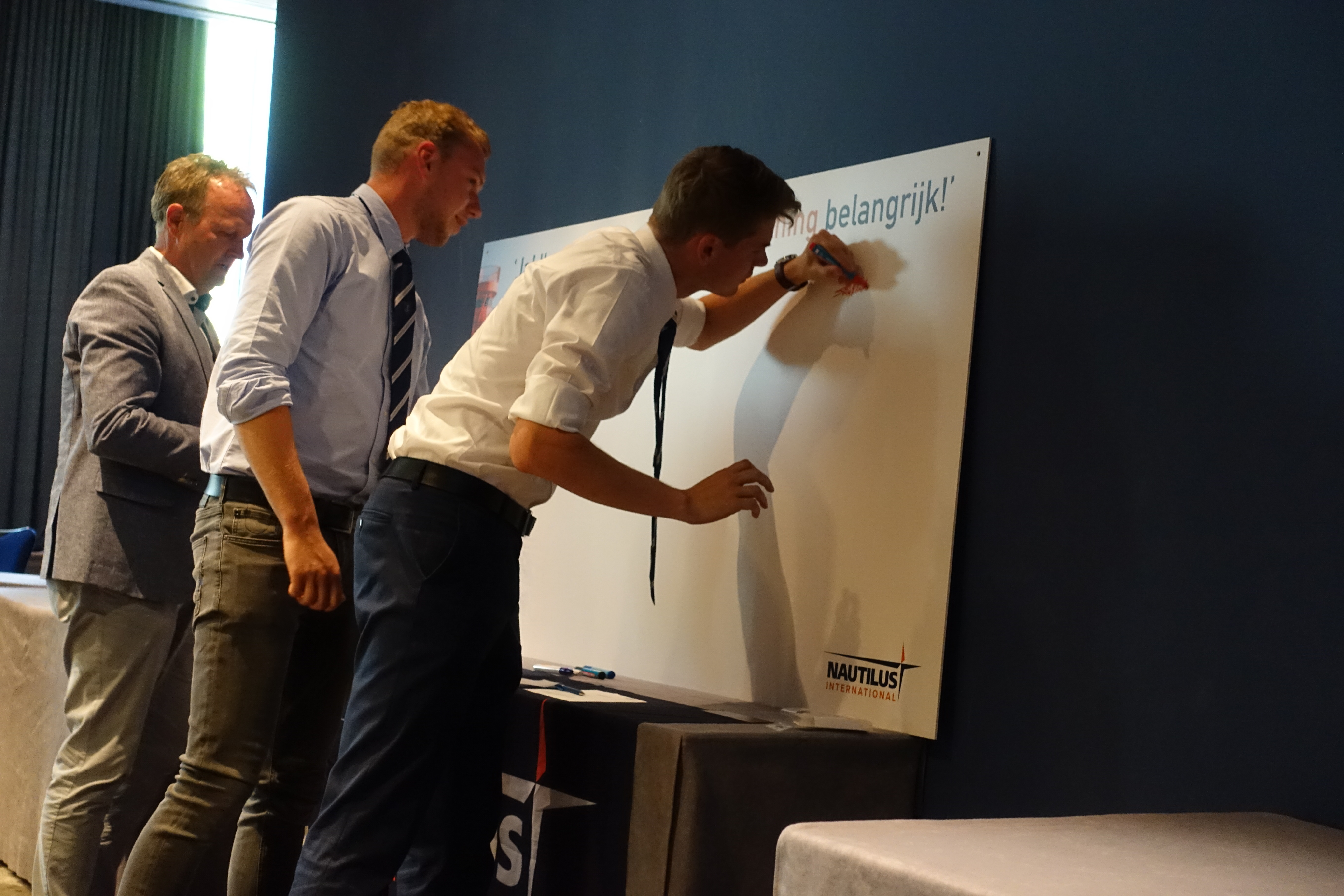 Vorig jaar tijdens het symposium, gasten tekenen het convenant ‘Ja, ik vind veilig varen met voldoening belangrijk! Image:Vorig jaar tijdens het symposium, gasten tekenen het convenant ‘Ja, ik vind veilig varen met voldoening belangrijk!