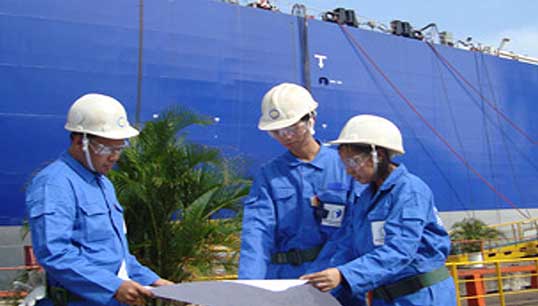 Marine engineers in front of a tanker in Florida. Image: Wikimedia Commons Image:Marine engineers in front of a tanker in Florida. Image: Wikimedia Commons