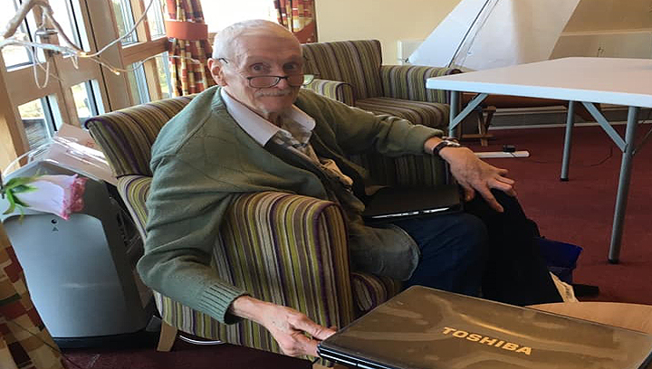 Former bosun Brian Hughes was one of the Mariners' Park residents who learnt how to get the most from their personal devices during the visit by staff from Currys PC World. Image:Former bosun Brian Hughes was one of the Mariners' Park residents who learnt how to get the most from their personal devices during the visit by staff from Currys PC World.